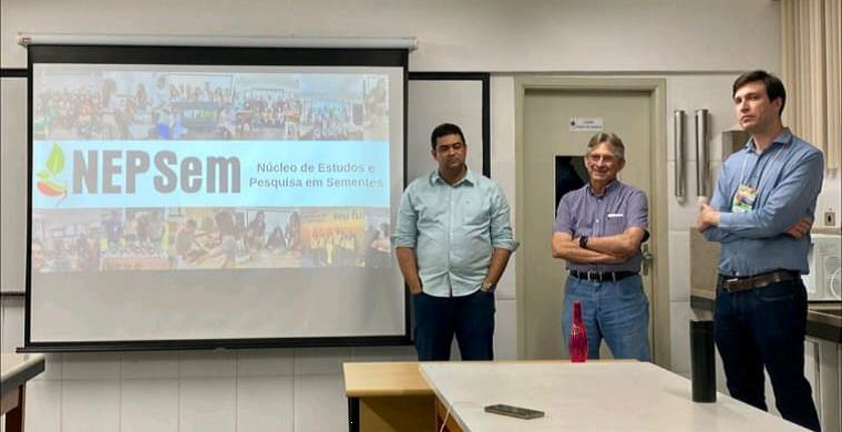 Pesquisadores da EMBRAPA Soja, Fernando Augusto Henning e José de Barros França Neto, Presidente e Vice Presidente da ABRATES, na Reunião do NEPSem coordenada pelo Prof. Hugo Catão.