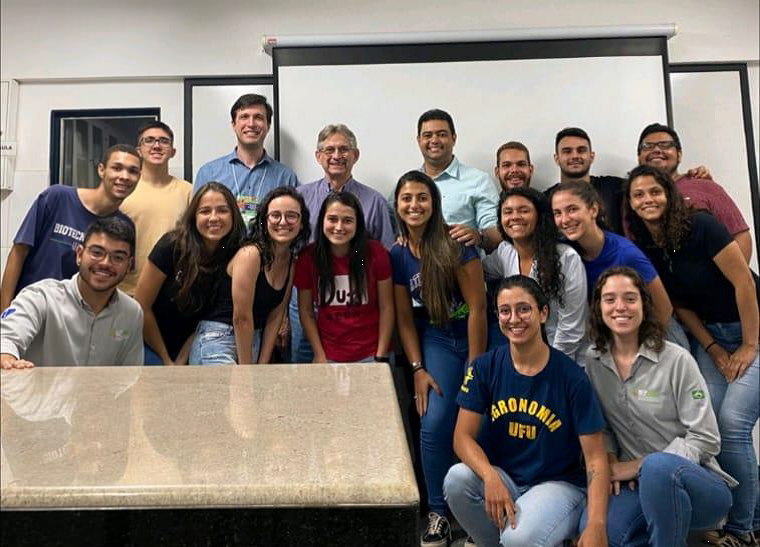 Prof. Hugo Catão, José de Barros França Neto, Maria de Fátima Zorato e discentes do curso Agronomia- Uberlândia no I Curso de Responsabilidade Técnica na Produção de Sementes