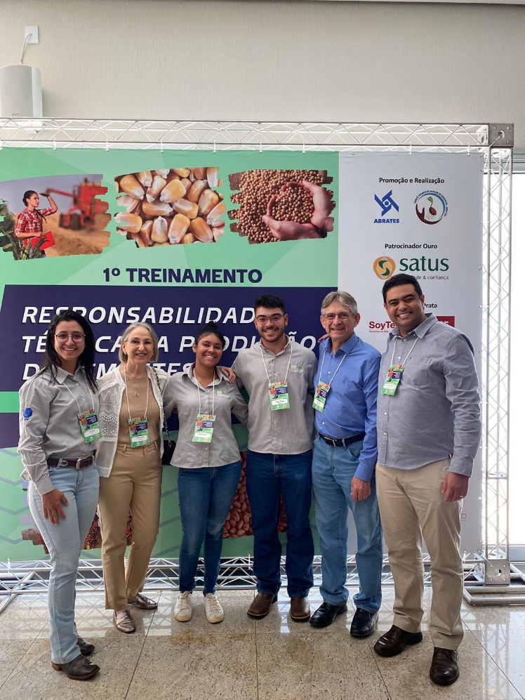 Prof. Hugo Catão, José de Barros França Neto, Maria de Fátima Zorato e discentes do curso Agronomia- Uberlândia no I Curso de Responsabilidade Técnica na Produção de Sementes